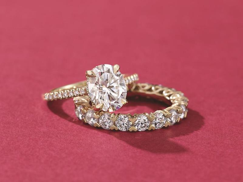 Round diamond solitaire with oval diamond eternity band — bridal set