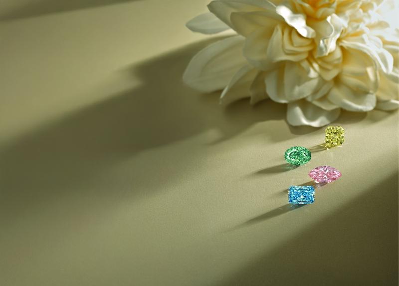 Pastel gemstone rings in yellow gold with flower