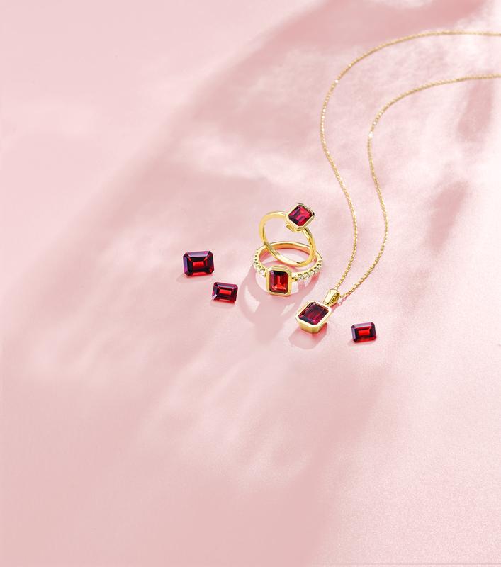 Garnet rings and pendant necklace in yellow gold