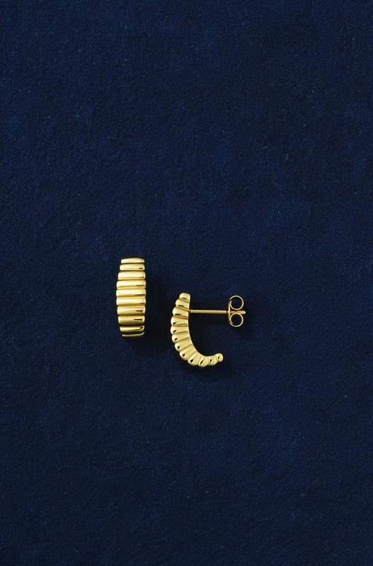 Ribbed gold huggie earrings