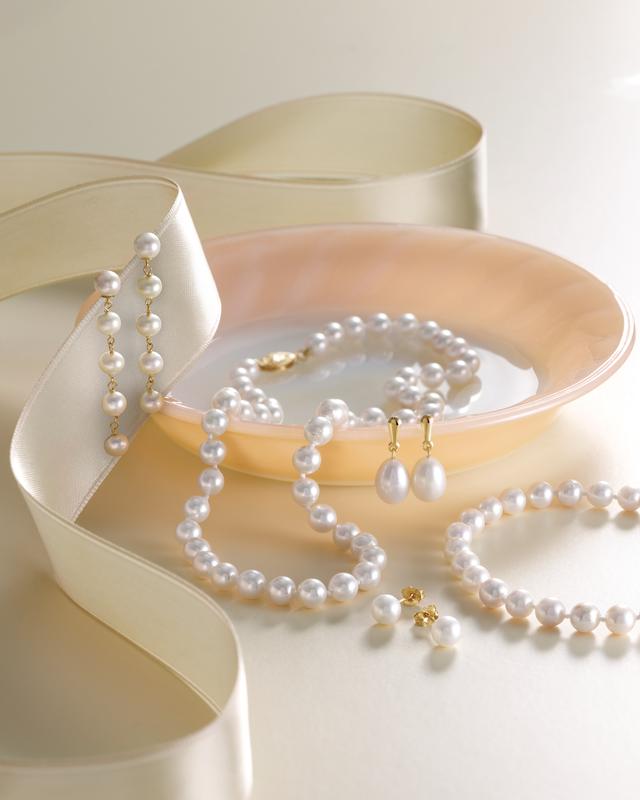 Pearl necklace, bracelet and earrings set